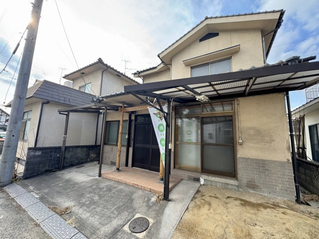 敷地内に駐車スペースがあり、日常の車の出し入れがしやすい配置。玄関までの距離も近く、買い物帰りの荷物運びや雨の日の乗り降りもスムーズ。生活動線を意識した、毎日の使いやすさを感じられる駐車スペースです。