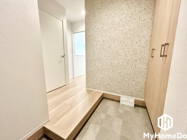 洗練されたデザインの玄関スペース！上質な空間演出でお出迎え、住まいの第一印象を美しく。