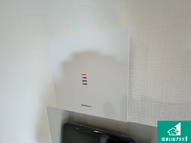 カラーモニターインターホン！声だけでなく来訪者の姿や顔がモニターで確認できるので、小さなお子様がいらっしゃるご家庭でも安心できます！　