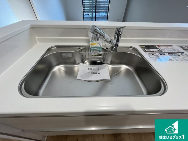 蛇口の先端に浄水器を内蔵しています！原水と浄水、お湯と冷水、シャワーの切替えがワンタッチなので用途によって使い分けられます。　
