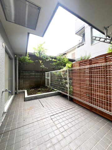 マンションではな珍しいテラス。　3部屋からアクセスできる自由な間取りです。