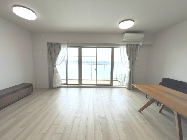南向きの大きな窓からは、たっぷりの陽射しが届きます♪