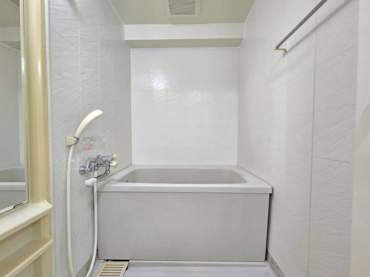 お風呂のすぐ横が洗面脱衣所なので、脱衣や着替え、タオルなどの準備がスムーズに行えます。