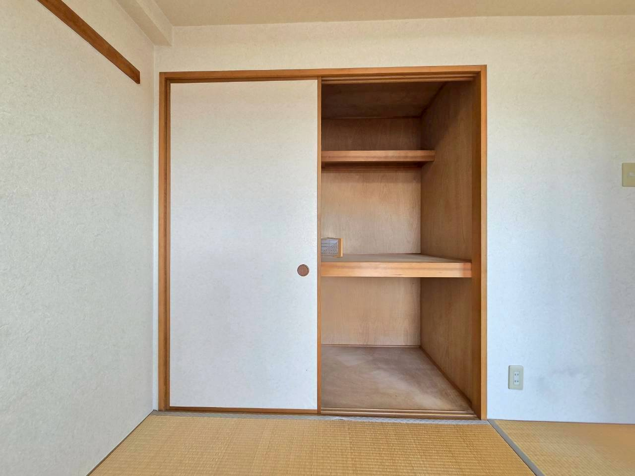 奥行きのある押入れが備わっております。家族のお布団や季節家電もまとめて収納できます♪