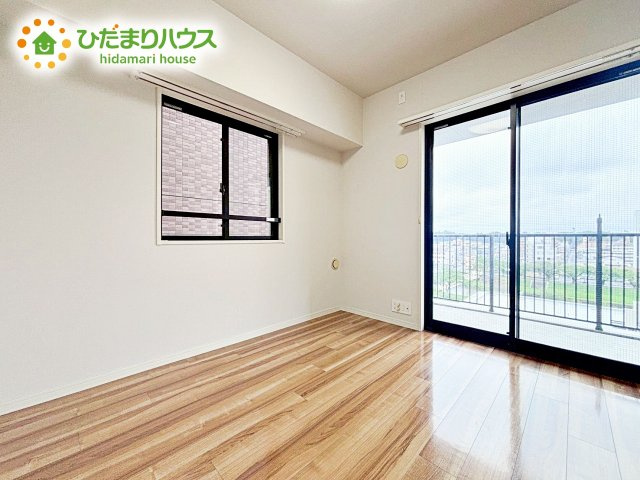 窓からそそがれる暖かみのある明るい空間。広々としたプライベート空間で自分の時間を楽しめます。フローリング仕様で普段のお掃除も楽々です。