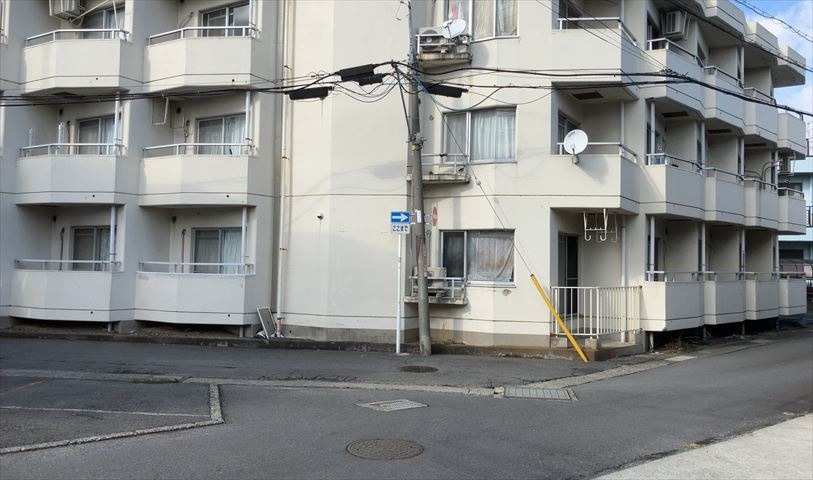 外観はマンション管理がされているかの目安になります。築年数が古いと、壁面は劣化してひび割れが生じることも！建物が古びていても細かいところが修繕されていると、きちんと管理されているなぁと感じるでしょう。