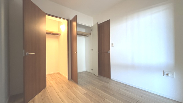 5帖のお部屋には、2つの収納スペース付き！WICは収納力が高く、かさばる物もスッキリ片付きます。