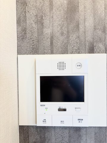 ◆玄関に行かなくても来訪者が確認でき、ハンズフリーで会話をすることが出来ます。モニターを確認する事によって防犯効果も高まります。