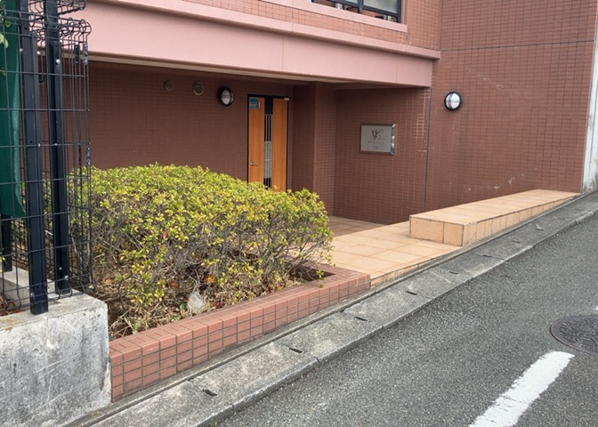 物件によっては、入居者が個人的に使用できる専用庭がついているものもあります。また、住宅の中にある土間の部分を庭と呼ぶこともあります。庭の用途は住む人によって変わり、それによってデザインもさまざまです。