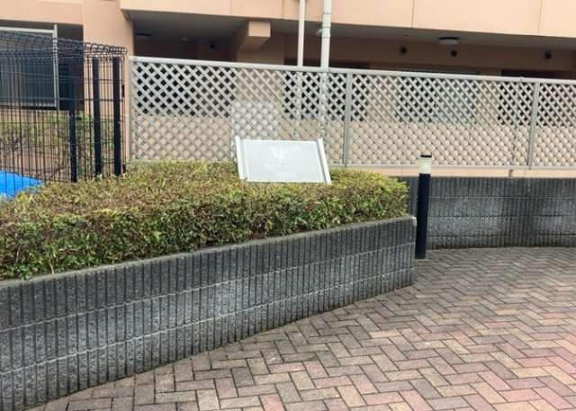 中庭（パティオ）とは、一つの建築物の内部に設けられた、壁などで囲われている庭のことを指します。コの字型、ロの字型が主流ですが、L字型の中庭もあります。最近では、インテリア性の高さからも人気があります。