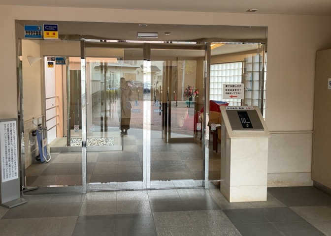 マンションのエントランスには、もともと風よけや防犯の役割がありますが、マンションによって宅配ボックスなどの設備が備わっている所もあります。日々の生活をイメージしながら生活しやすさをチェックしましょう。