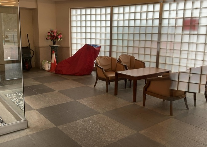 ラウンジは、マンションの共用スペースに椅子やテーブルなどを配置した利用者が寛げる空間です。屋内型ラウンジと屋外型ラウンジがあります。共用部分の管理状況と合わせて、詳細については現地でご確認ください。