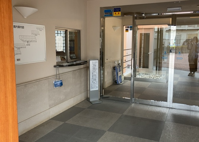 受付はマンションコンシェルジュがいる場合もあれば、管理人が滞在する小部屋を総称して呼ぶことがあります。主にエントランスに設置されていることから、防犯面でも期待ができます。防犯設備がない場合はより安心！