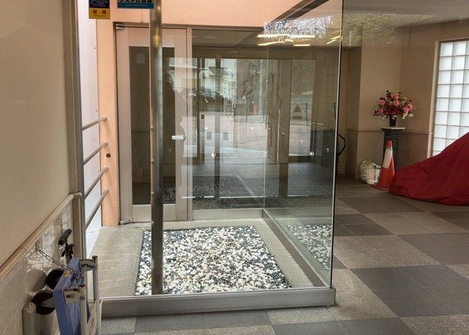 ロビーというと、エントランスと何がちがうの？と思いますよね。実はロビーとエントランスには明確な決まりはありません。物件によっては、エントランスを入って広がるある程度の広さのある空間がロビーとなります。