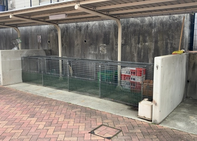 共有部分は、住民なら誰もが使える設備のこと。例えば駐車場やエレベーター、インターネット設備、セキュリティ設備などがあります。他にも、マンションの廊下・外部階段やエントランス・ゴミ置き場などがあります。