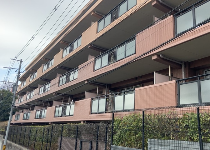 隣家の土地はどうなっているのか、生活利便施設が近くにあるのか、学校まで近いかなど、お客様のライフスタイルにあわせたイメージが重要です。また、近くにあると困る施設が近くにないかも確認するといいでしょう。