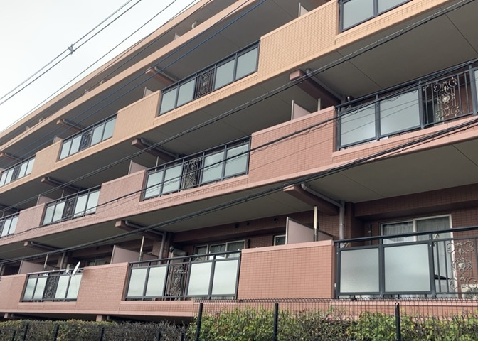 眺望の良さを楽しめるダイニングキッチンで家族団らんの時間を過ごしてはいかがでしょうか。バルコニーから見える景色を家族で眺める時間は、時間が経つのを忘れてしまいそうですね。是非、現地を見に行きましょう！