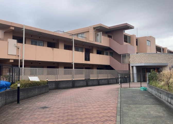 道幅が広い場所は日当たりや風通が良好です。幅が広いのですれ違いも可能ですし大きな車でも駐車可能！一方で、大型車が通ることも多くなるため交通量の増加により騒音に繋がります。また土地の値段が高くなります。