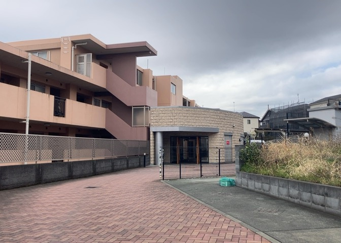 ＲＣ造、Reinforced　Concreteは直訳すると補強されたコンクリートです。主に柱や梁・床・壁が鉄筋とコンクリートで構成おり、鉄筋を組んだ型枠にコンクリートを流し込んで固めたものを指します。