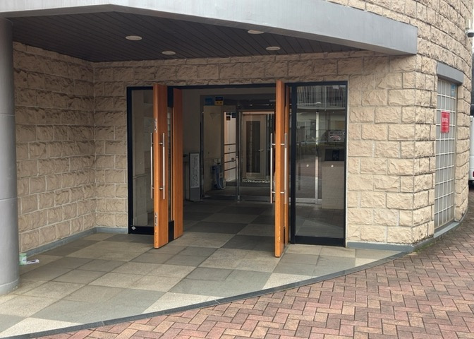 玄関は家の顔でもあり、家族以外の目にも止まる場所です。玄関は外との間を仕切る扉、靴などをしまっておく収納スペース、靴脱ぎのたたきスペース、来客とのやり取りをするドアホンなど複数のアイテムからなります。