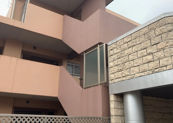 共有部分は、住民なら誰もが使える設備のこと。例えば駐車場やエレベーター、インターネット設備、セキュリティ設備などがあります。他にも、マンションの廊下・外部階段やエントランス・ゴミ置き場などがあります。