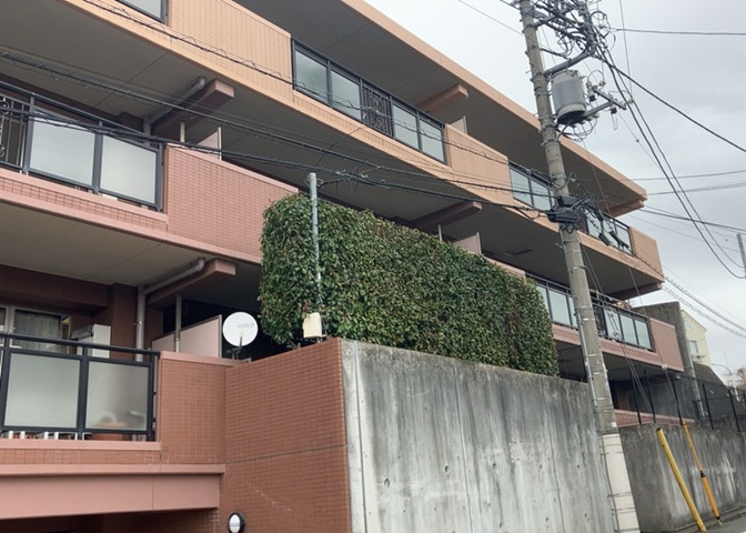 外観はマンション管理がされているかの目安になります。築年数が古いと、壁面は劣化してひび割れが生じることも！建物が古びていても細かいところが修繕されていると、きちんと管理されているなぁと感じるでしょう。