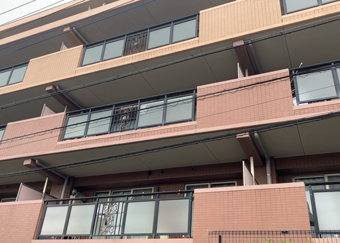 一般的なバルコニーは、奥行1.5ｍ程ですが、ワイルドバルコニーは2ｍまで広がっています。そのため洗濯物の間隔をあけ干すことができ、乾きやすいというメリットや、ガーデニングが楽しめる等の特徴があります。