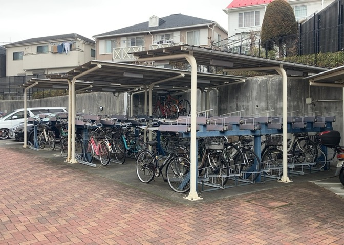 車一台あたりに必要なスペースは、標準サイズの普通自動車で横幅2m50cm、長さ5mは必要になります。ただし、乗降のことも考慮して横幅3m30cm、長さ5m50cmほどは確保できるところを選びましょう。