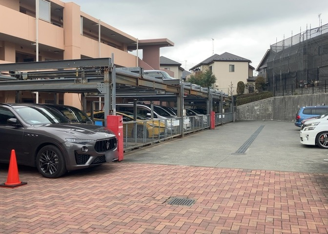 駐車場と明記されていても、最小スペースでつくられた駐車場だと大型車は駐車できなかったり、出入りしにくくなったりする可能性があります。お車のサイズと購入したい物件の駐車場のサイズを現地で確認しましょう。