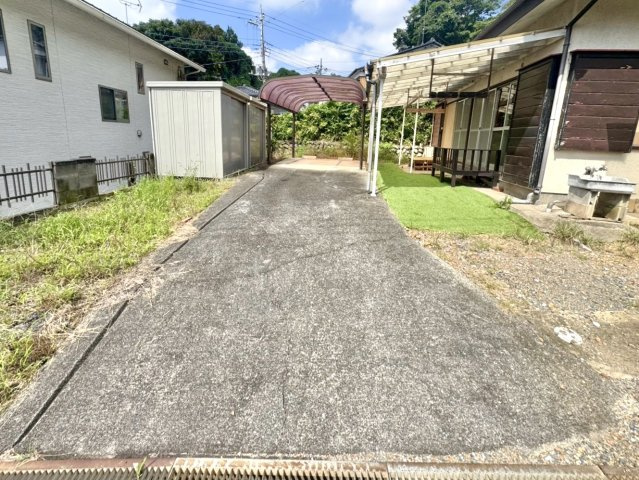 ■外観｜広々とした駐車スペースで楽々駐車可能！車の出入りやすれ違いもスムーズで日々の運転も安心して行えます♪