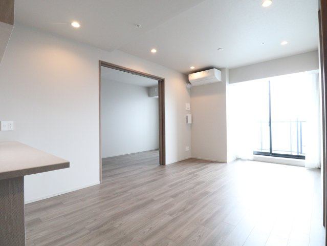 【リビングダイニング】約14.7帖！お部屋全体がとても明るく、暖かみある空間です☆