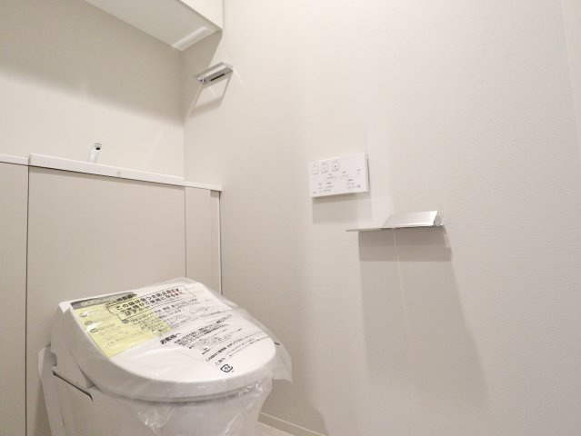 【トイレ】清潔感漂う、白を基調としたトイレ！温水洗浄便座で365日快適！