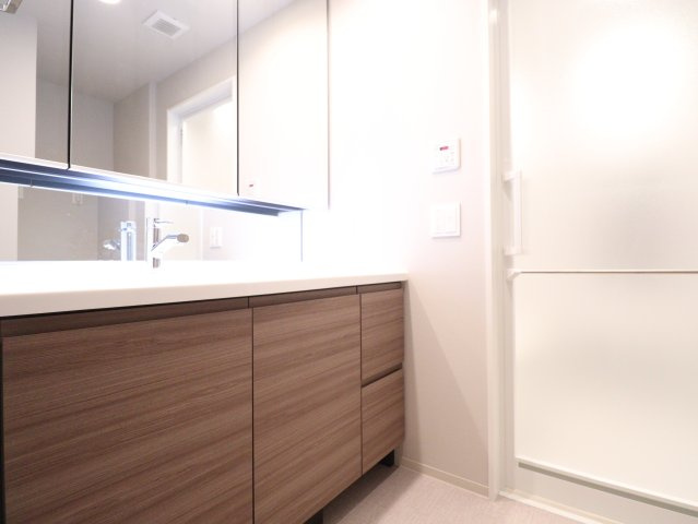 【独立洗面台】三面鏡裏収納でたっぷり収納でき洗面台を綺麗に保てます◎