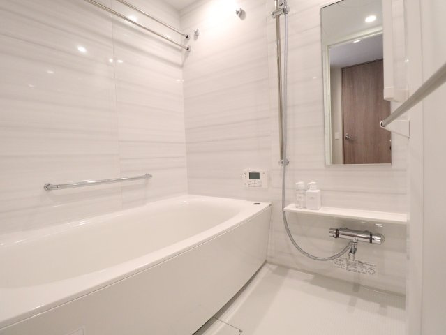 【浴室】1418サイズ！壁面やカウンターにはホワイト系の素材を採用し、すっきりとしたさわやかな浴槽です☆