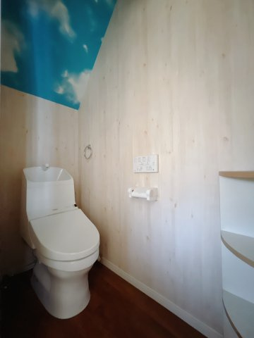 ■トイレ｜1階と2階に計3ヵ所トイレがございます♪小物を置けるスペースがあるのでトイレットペーパーのストックを置いておくのにも便利です♪写真などを飾ってもおしゃれですね♪