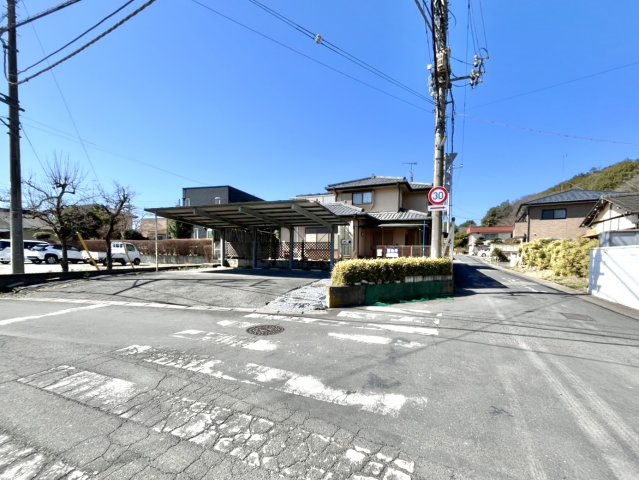 ■外観｜角地のため開放的で見渡しが良いです。車の出入りの際も安全確認バッチリ！