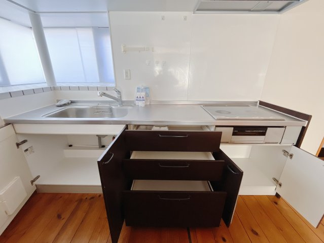 ■キッチン｜大きなお鍋や調理用具のも出し入れラクラクな収納がたっぷり！毎日使う場所だからこそ、無理のない姿勢で作業できるのは嬉しいポイントですね(*＾＾*)♪