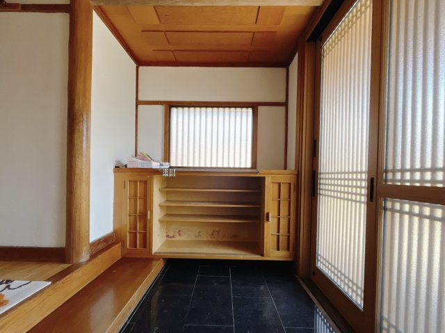 ■玄関｜「玄関から、我が家を心地よく。自然の風や光を感じられる気持ちのいい玄関へ。」永く居心地のいい暮らしを演出する快適性能と安心を両立させたドアを採用しました！
