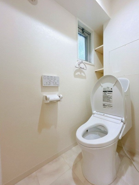 温水洗浄便座付のトイレで、冬の寒い時期でも快適！窓が設置されており、換気もスムーズに行えます。