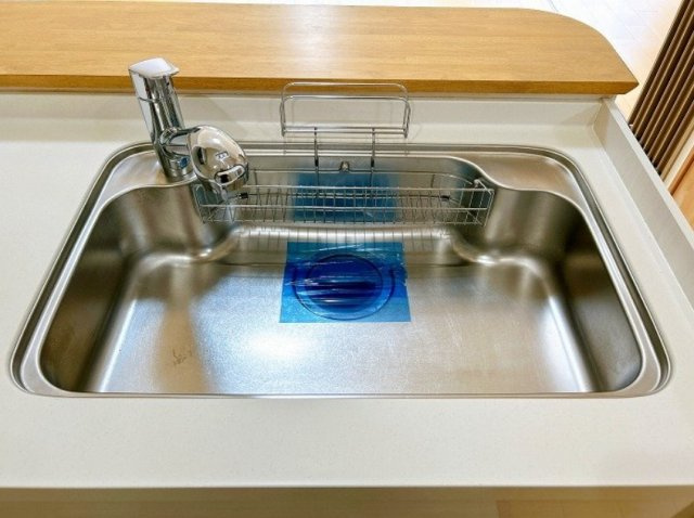 大きなまな板やフライパンが洗える広々シンク！シャワー水栓ですみずみまで水が届くので、シンクのお手入れもラクに行えます。