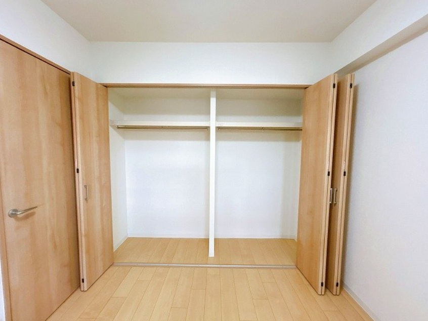 約6帖の洋室には、壁一面の大きなクローゼット付き！普段使いの洋服や小物はもちろん、季節物の洋服などもしっかり収納可能。