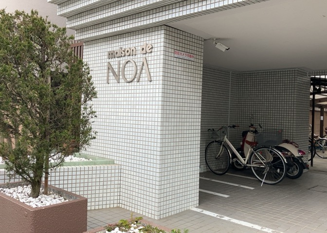 玄関は家の顔でもあり、家族以外の目にも止まる場所です。玄関は外との間を仕切る扉、靴などをしまっておく収納スペース、靴脱ぎのたたきスペース、来客とのやり取りをするドアホンなど複数のアイテムからなります。