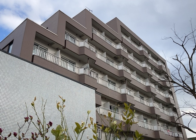 共有部分は、住民なら誰もが使える設備のこと。例えば駐車場やエレベーター、インターネット設備、セキュリティ設備などがあります。他にも、マンションの廊下・外部階段やエントランス・ゴミ置き場などがあります。