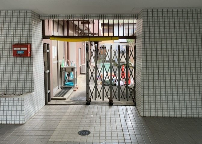 共用部分は、一棟の建物に住む区分所有者全員が共同で所有するとし、共用部分の管理、補修などは、区分所有者で形成される管理組合が行います。個人の判断で勝手に変更することはできませんので覚えておきましょう。