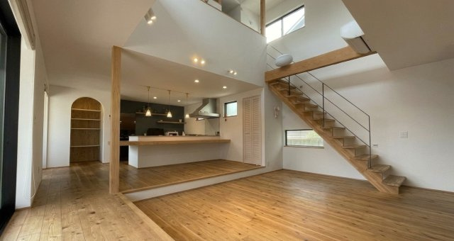 広いリビングは家族が自然と集まる居心地の良い空間