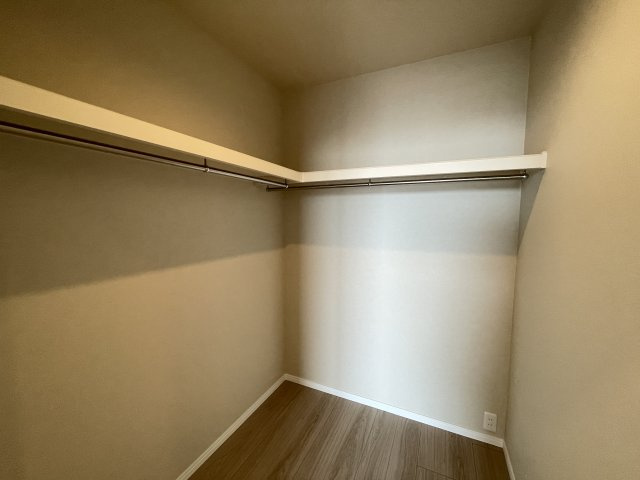 広々としたウォークインクローゼット付きで、大小様々な荷物が収納出来ます。　