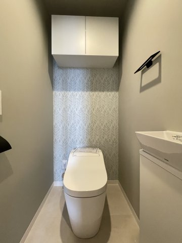 温水洗浄便座付きの清潔感あるトイレは、落ち着いた空間に。　