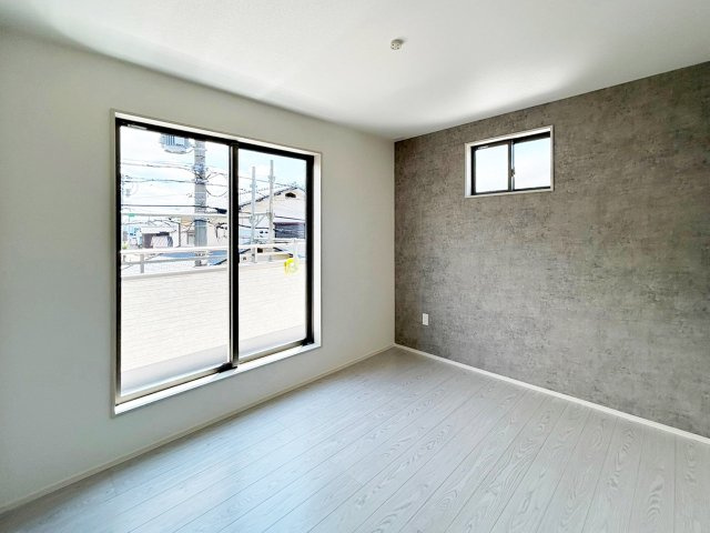 2階寝室、バルコニーに面した明るいお部屋です