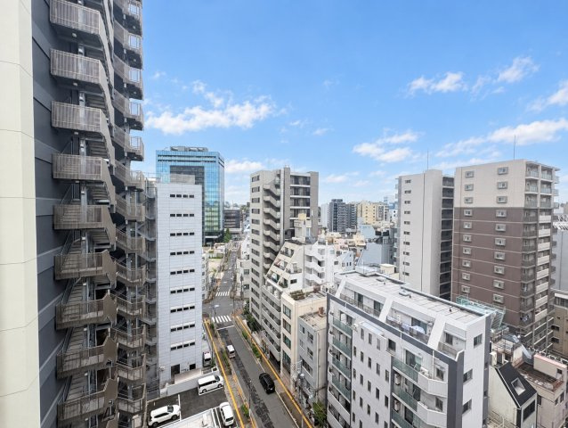 手を伸ばせば、ふれることが出来そうな環境が、そのままインテリアになったような印象です。その豊かな眺望にふさわしい空間には、通風・採光にも優れ、心地よい光と風があふれています