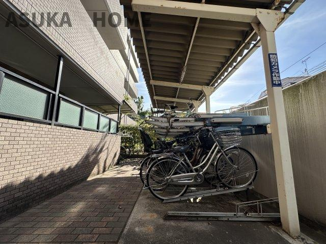 整理された屋根・スタンド付きの使いやすい駐輪場です。